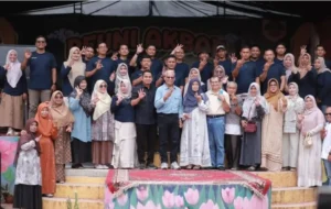 Ramadhani Kirana Putra menghadiri kegiatan Reuni Akbar dan pelantikan Ikatan Alumni di SMA Negeri 3 Kota Solok bersama para guru dan alumni dari berbagai angkatan.